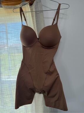 NWT SKIMS Ultimate Bodysuit with Underwire Cups butt, mid thigh